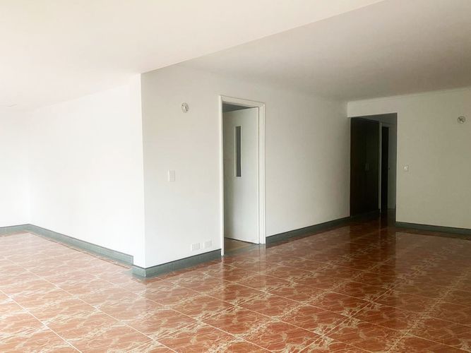 Apartamento de 3 alcobas en arriendo en El Castillo, Medellín, 128 m² · foto 3 de 15