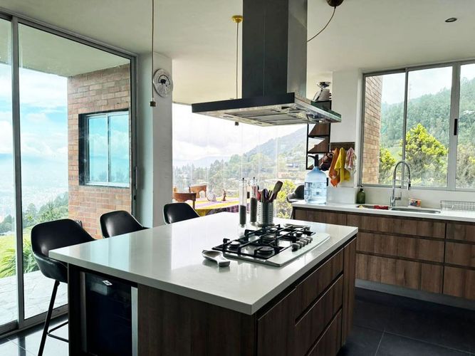 Casa de 5 alcobas en venta en Loma Del Chocho, Envigado, 621 m² · foto 8 de 17