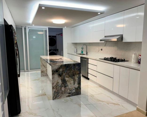 Casa de 4 alcobas en arriendo en El Poblado, Medellín, 334 m² · foto 5 de 19