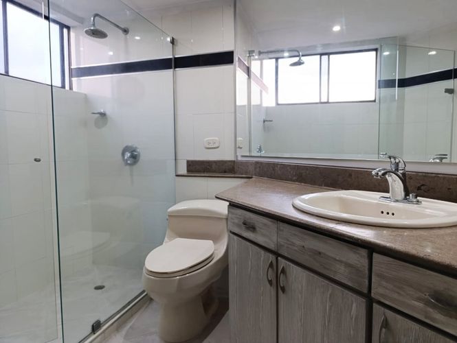 Apartamento de 3 alcobas en arriendo en El Poblado, Medellín, 210 m² · foto 19 de 20