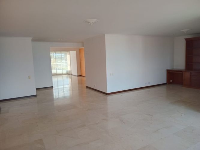 Apartamento de 3 alcobas en arriendo en El Poblado, Medellín, 192 m² · foto 3 de 19