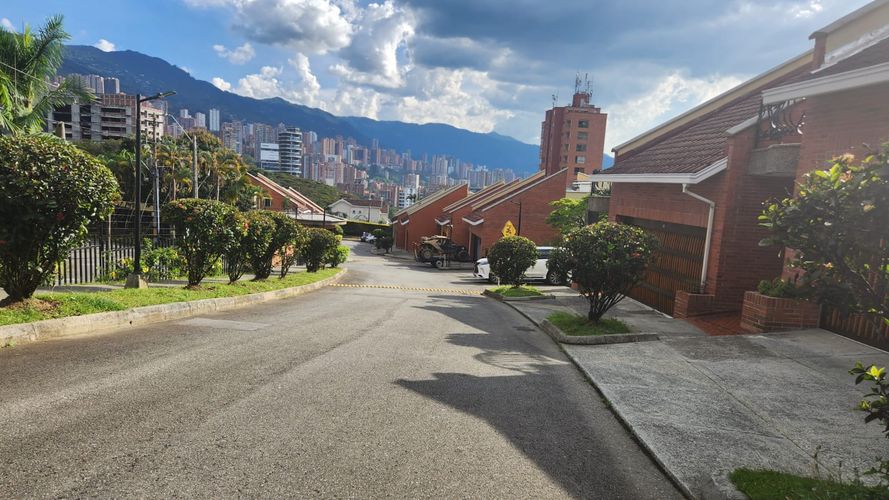 Casa de 4 alcobas en venta en Vía Las Palmas, Medellín, 276 m² · foto 2 de 24