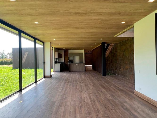Casa de 3 alcobas en venta en Loma Del Chocho, Envigado, 300 m² · foto 2 de 17