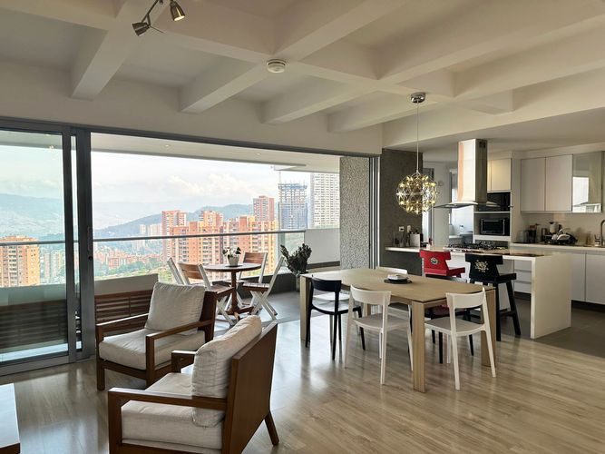 Apartamento de 3 alcobas en arriendo en El Poblado, Medellín, 157 m² · foto 2 de 17