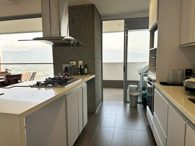 Apartamento de 3 alcobas en arriendo en El Poblado, Medellín, 157 m² · foto 7 de 17
