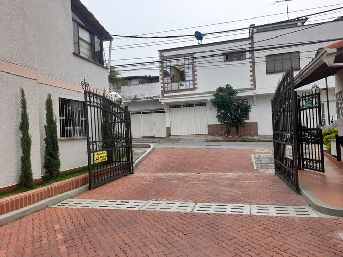 Casa de 3 alcobas en venta en Conjunto Cerrado Villa Italia, Floridablanca, 120 m² · foto 2 de 24