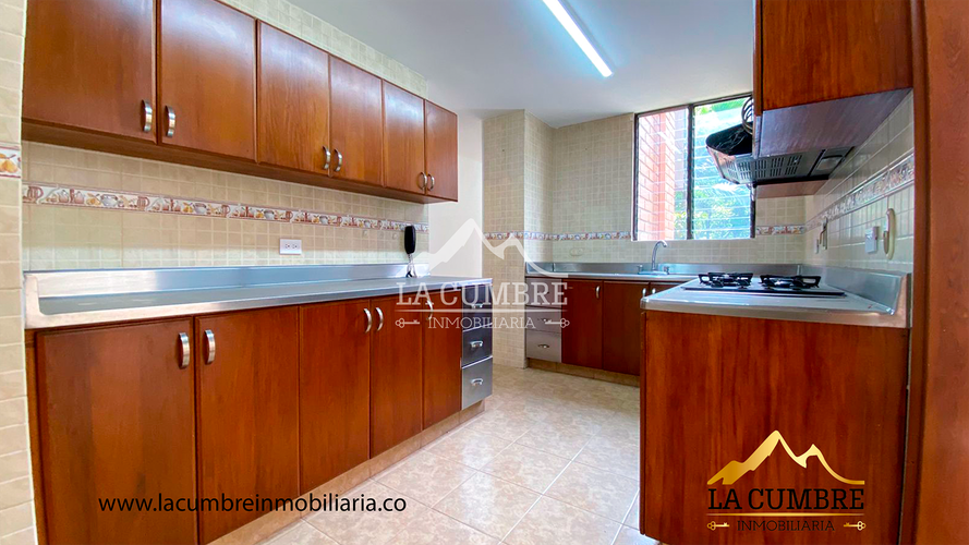 Apartamento de 3 alcobas en arriendo en Los Balsos, Medellín, 260 m² · foto 4 de 13