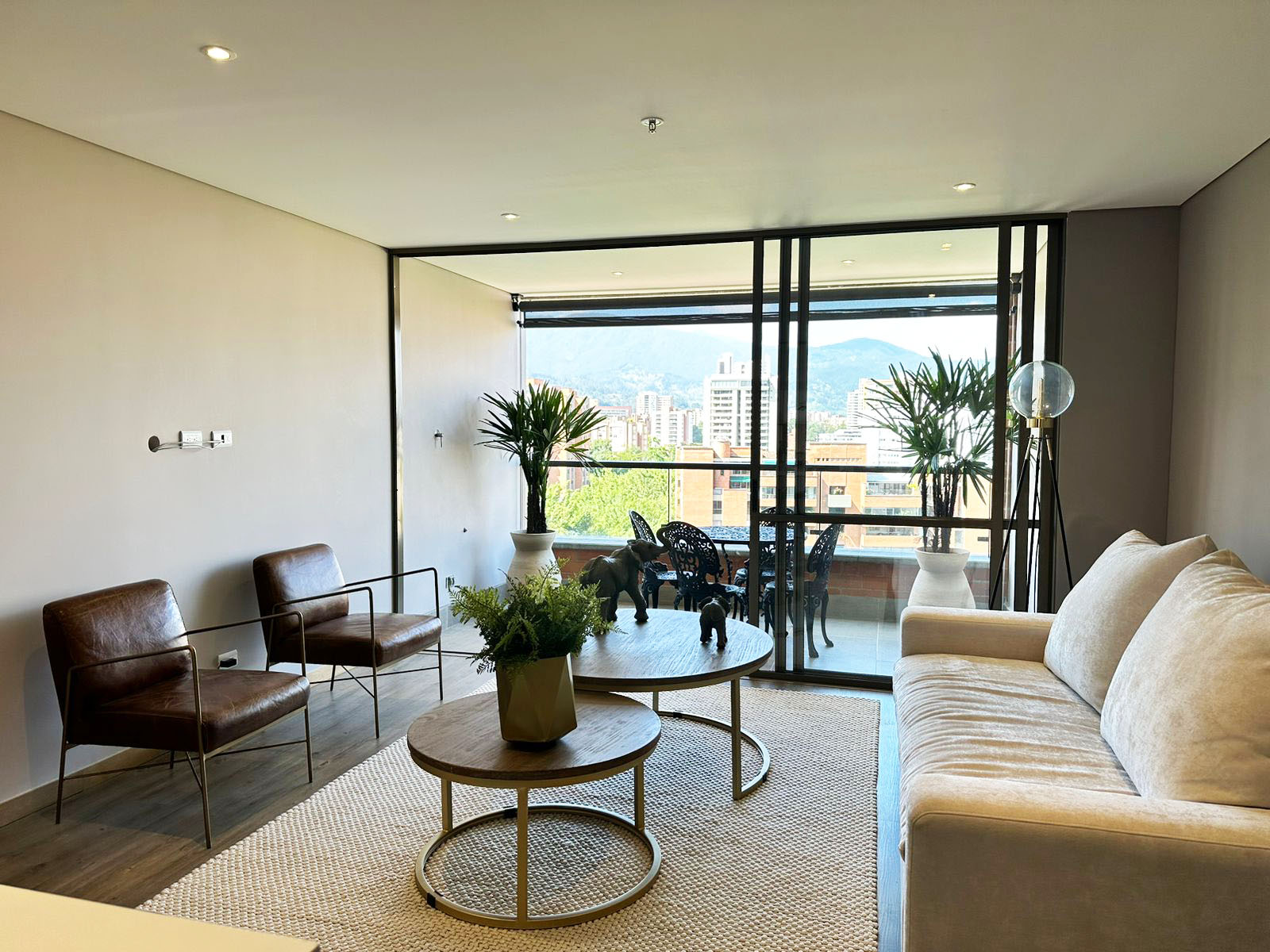 Apartamento en arriendo en Loma De Los Gonzalez, Medellín · foto 2 de 16