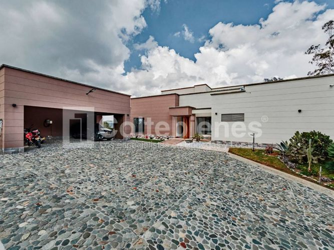 Casa de 5 alcobas en venta en Loma Del Escobero, Envigado, 700 m² · foto 2 de 22