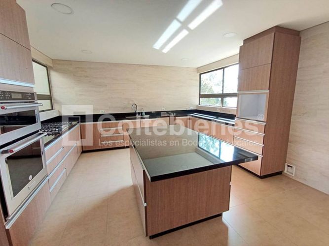 Casa de 5 alcobas en venta en Loma Del Escobero, Envigado, 700 m² · foto 11 de 22