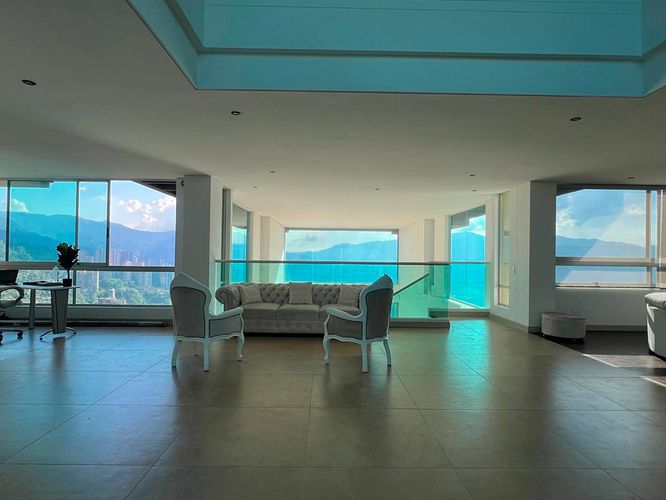 Casa de 3 alcobas en venta en El Poblado, Medellín, 950 m² · foto 3 de 19