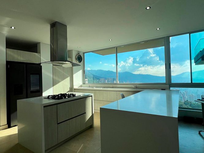 Casa de 3 alcobas en venta en El Poblado, Medellín, 950 m² · foto 4 de 19
