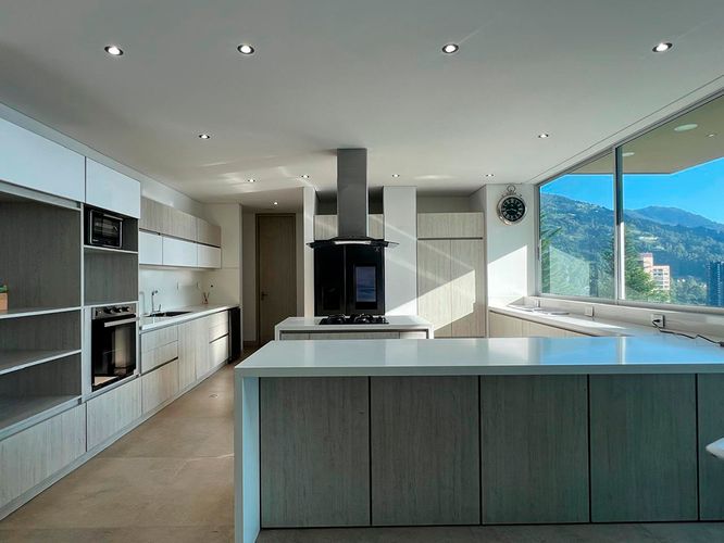 Casa de 3 alcobas en venta en El Poblado, Medellín, 950 m² · foto 5 de 19