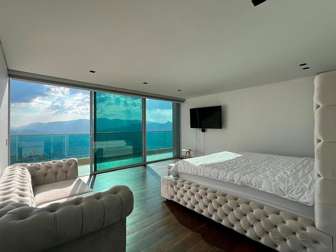 Casa de 3 alcobas en venta en El Poblado, Medellín, 950 m² · foto 10 de 19