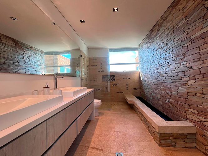 Casa de 3 alcobas en venta en El Poblado, Medellín, 950 m² · foto 18 de 19
