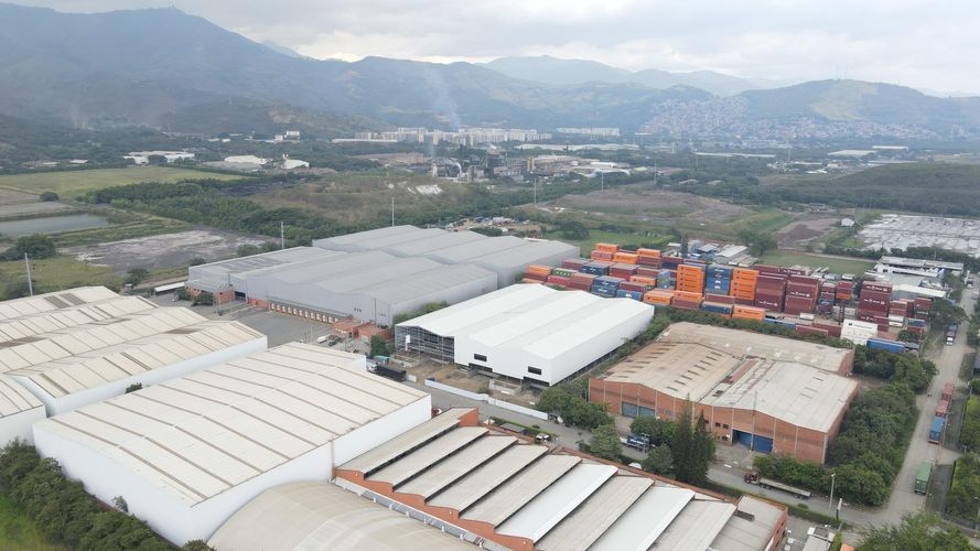 Bodega en arriendo en Zona Industrial, Yumbo, 2000 m² · foto 2 de 6
