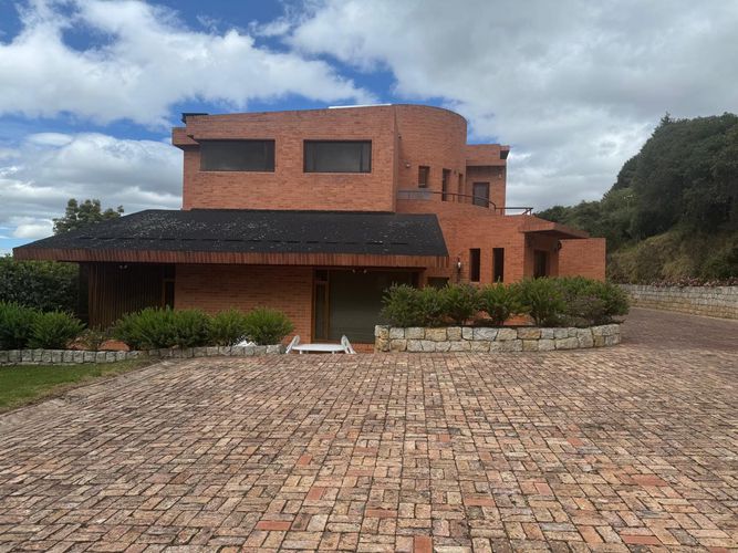 Casa de 4 alcobas en venta en Sindamanoy, Chía, 980 m² · foto 2 de 24