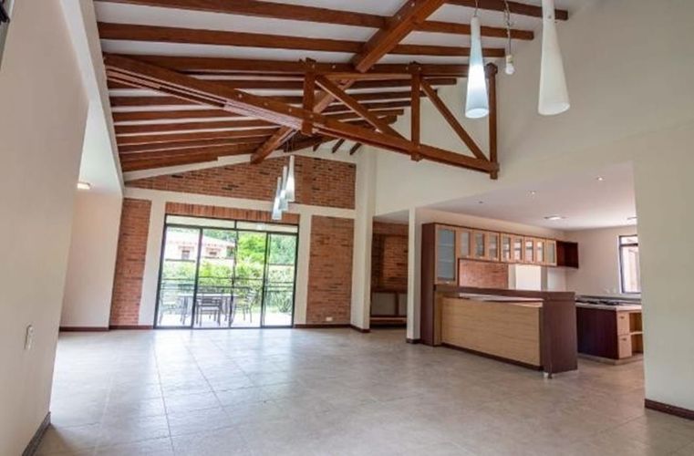 Casa de 3 alcobas en venta en Cerritos, Pereira, 274 m² · foto 2 de 9