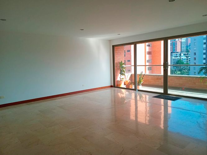 Apartamento de 3 alcobas en arriendo en El Poblado, Medellín, 195 m² · foto 2 de 20