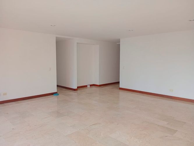 Apartamento de 3 alcobas en arriendo en El Poblado, Medellín, 195 m² · foto 3 de 20