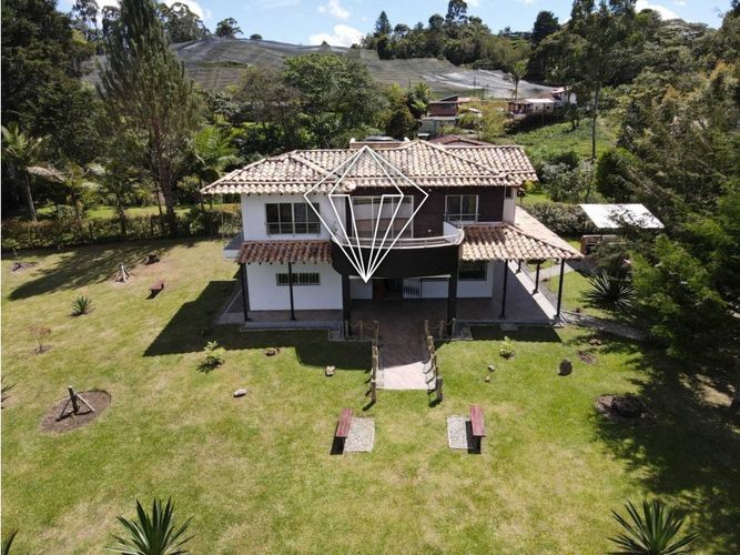 Casa de 4 alcobas en venta en El Carmen De Viboral, El Carmen de Viboral, 410 m² · foto 2 de 24
