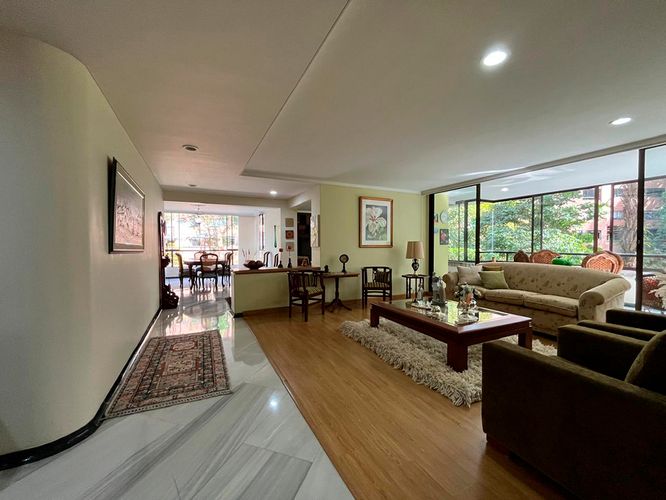 Apartamento de 3 alcobas en venta en El Poblado, Medellín, 260 m² · foto 2 de 19