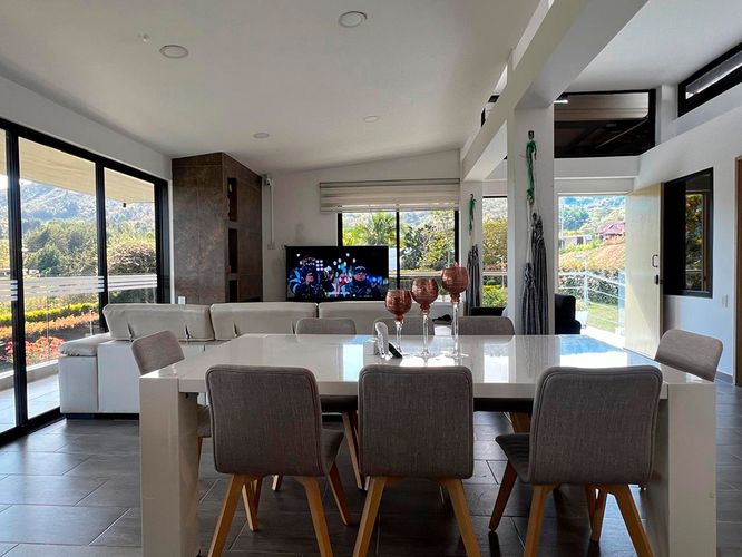 Casa de 5 alcobas en venta en Guarne, 260 m² · foto 3 de 18