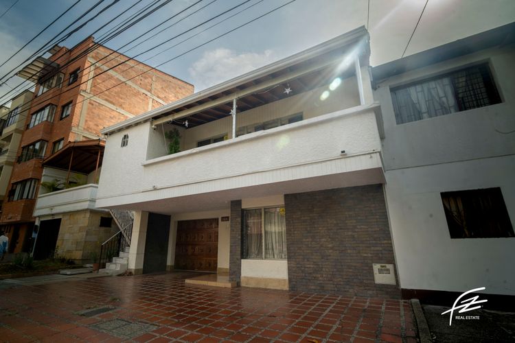 Casa de 5 alcobas en venta en Los Colores, Medellín, 320 m² · foto 2 de 18
