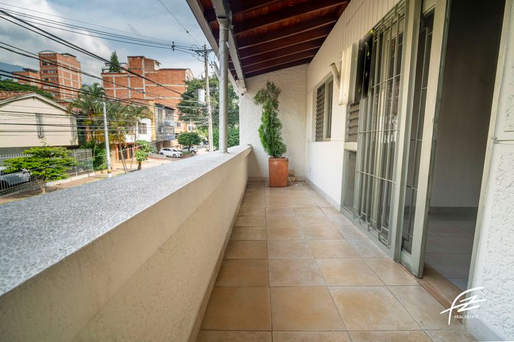 Casa de 5 alcobas en venta en Los Colores, Medellín, 320 m² · foto 9 de 18
