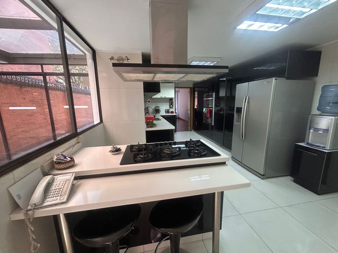 Apartamento de 4 alcobas en venta en La Carolina, Bogotá, 250 m² · foto 2 de 20