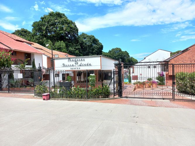 Casa de 5 alcobas en venta en Co. Pradera De Tierra Linda, Ibagué, 270 m² · foto 2 de 24