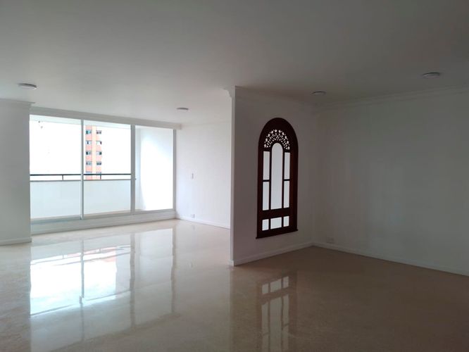 Apartamento de 3 alcobas en arriendo en El Poblado, Medellín, 125 m² · foto 3 de 19