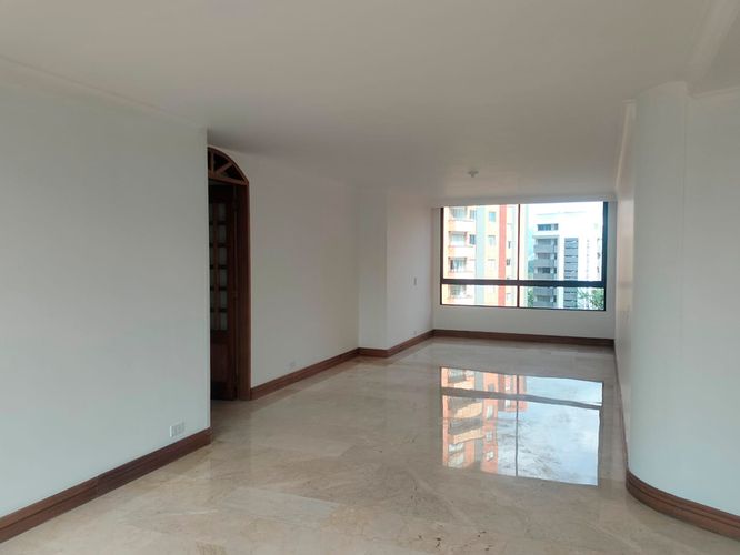 Apartamento de 2 alcobas en venta en El Poblado, Medellín, 130 m² · foto 2 de 19