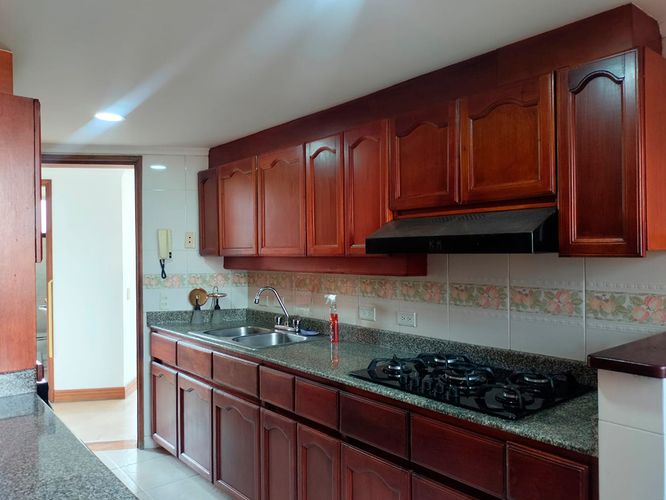 Apartamento de 2 alcobas en venta en El Poblado, Medellín, 130 m² · foto 8 de 19