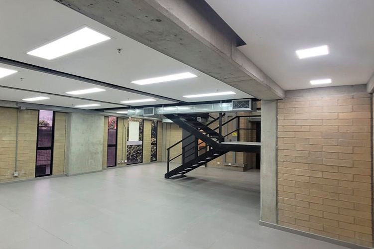 Oficina en arriendo en Cristo Rey, Medellín, 200 m² · foto 2 de 5