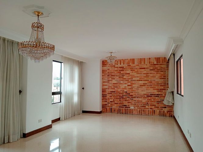 Apartamento de 3 alcobas en arriendo en Laureles, Medellín, 150 m² · foto 3 de 17