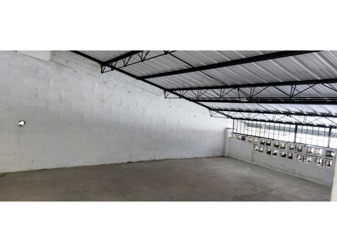 Bodega en arriendo en San Fernando, Medellín, 414 m² · foto 2 de 14
