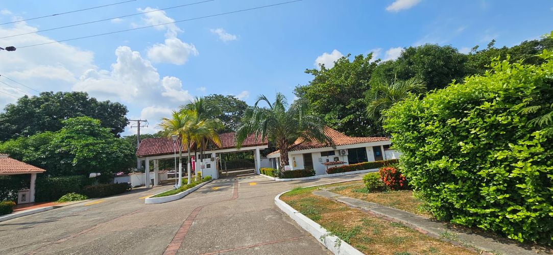 Casa de 3 alcobas en venta en Ricaurte, 480 m² · foto 2 de 24