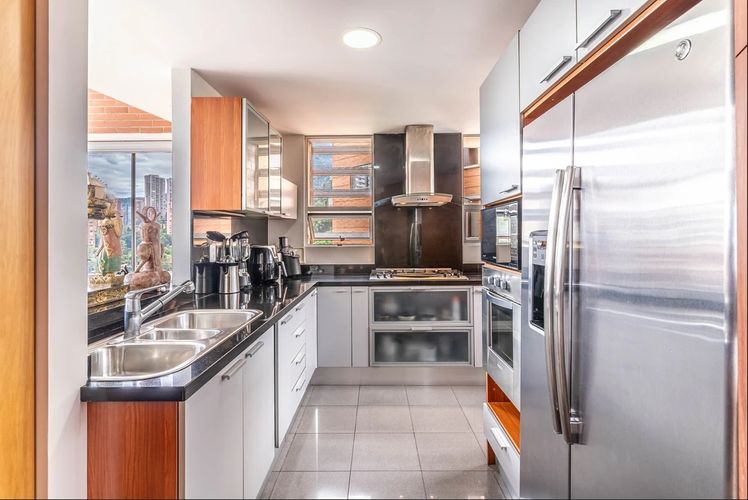 Apartamento de 2 alcobas en arriendo en El Poblado, Medellín, 172 m² · foto 4 de 14
