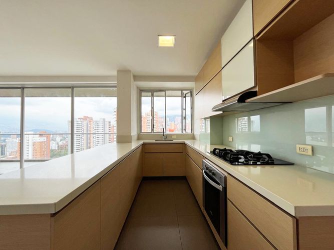 Apartamento de 4 alcobas en arriendo en El Poblado, Medellín, 120 m² · foto 4 de 19