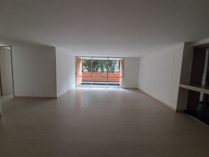 Apartamento de 3 alcobas en venta en Loma De Las Brujas, Envigado, 160 m² · foto 2 de 24