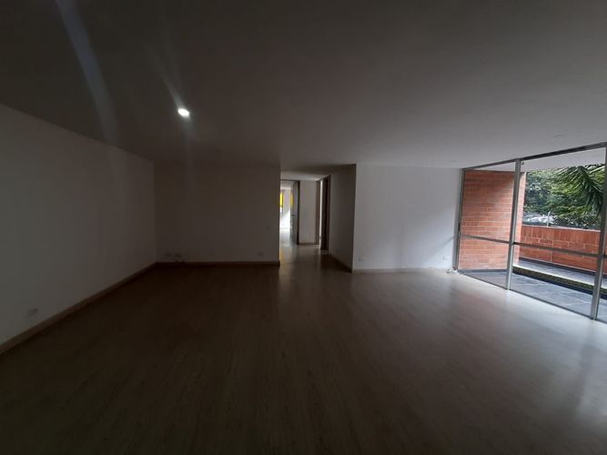 Apartamento de 3 alcobas en venta en Loma De Las Brujas, Envigado, 160 m² · foto 3 de 24