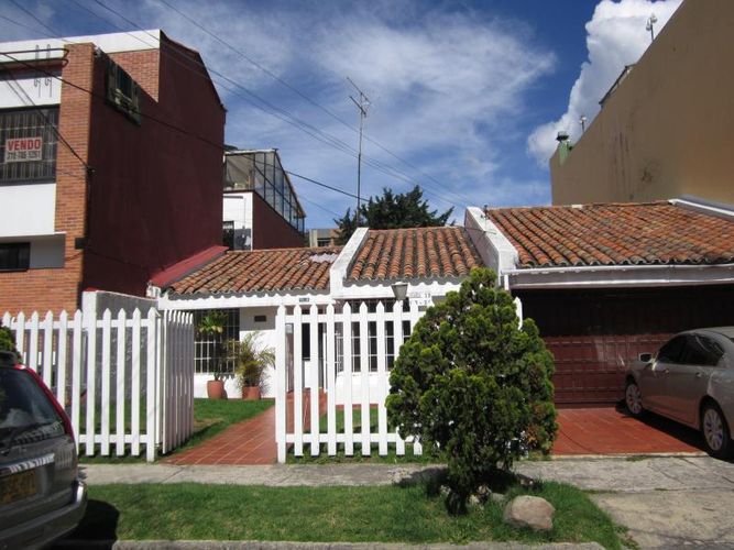 Casa de 6 alcobas en venta en Santa Barbara, Bogotá, 330 m² · foto 2 de 24