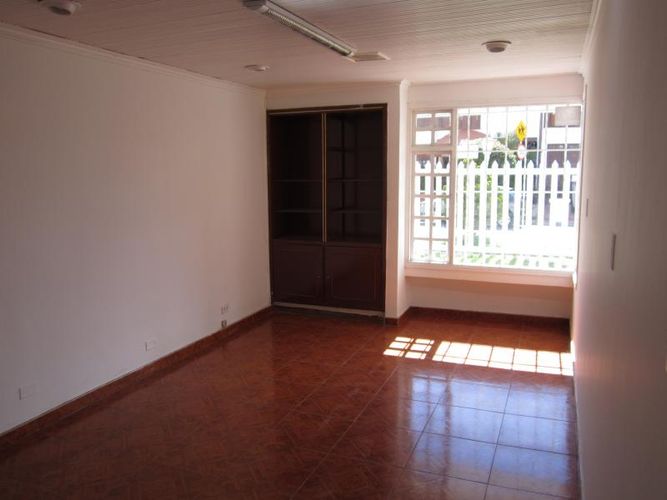 Casa de 6 alcobas en venta en Santa Barbara, Bogotá, 330 m² · foto 9 de 24