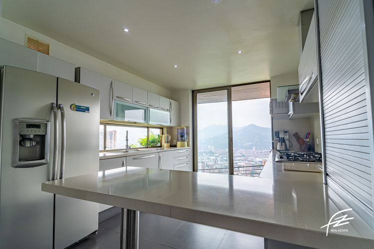 Casa de 5 alcobas en venta en Vereda La Doctora, Sabaneta, 570 m² · foto 2 de 18