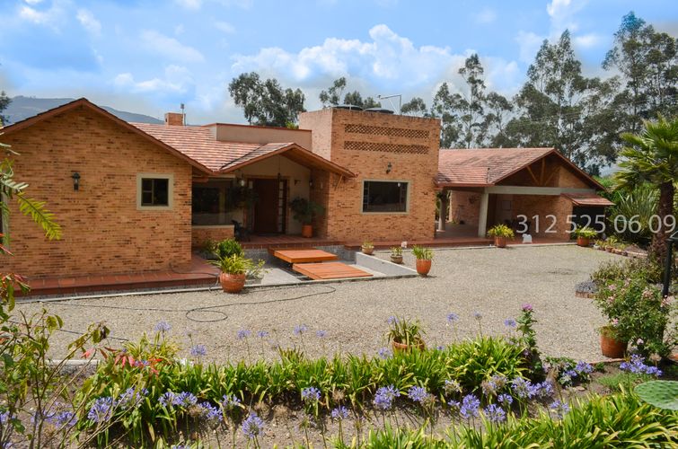 Casa de 6 alcobas en venta en Centro, Sopó · foto 2 de 24