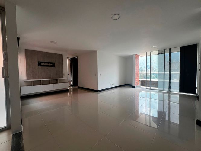 Apartamento de 2 alcobas en arriendo en Camino Verde, Envigado, 80 m² · foto 2 de 13