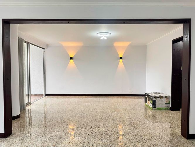 Apartamento de 3 alcobas en arriendo en El Poblado, Medellín, 145 m² · foto 2 de 17