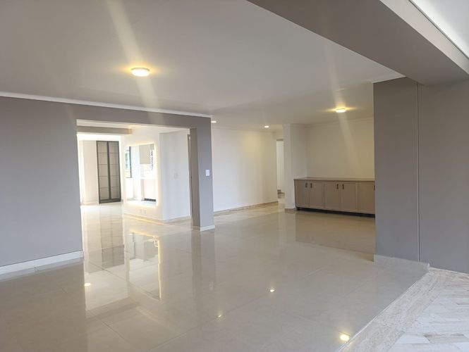 Apartamento de 3 alcobas en venta en El Poblado, Medellín, 230 m² · foto 2 de 20