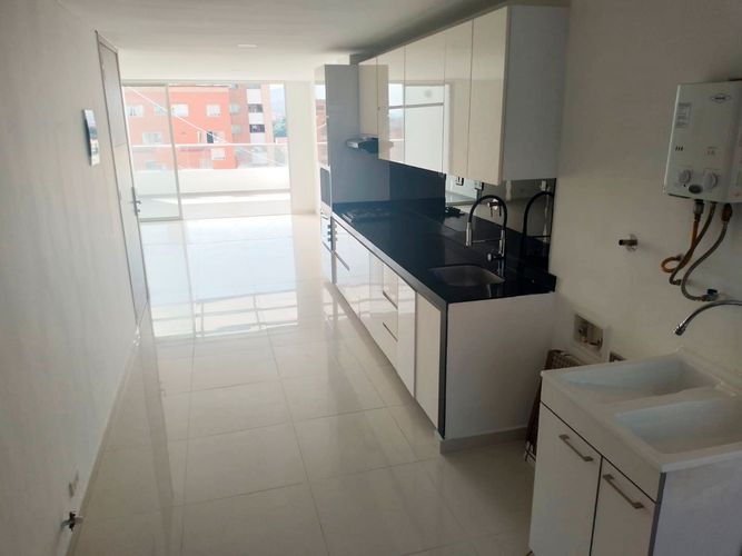 Apartamento de 3 alcobas en arriendo en Laureles, Medellín, 170 m² · foto 4 de 17